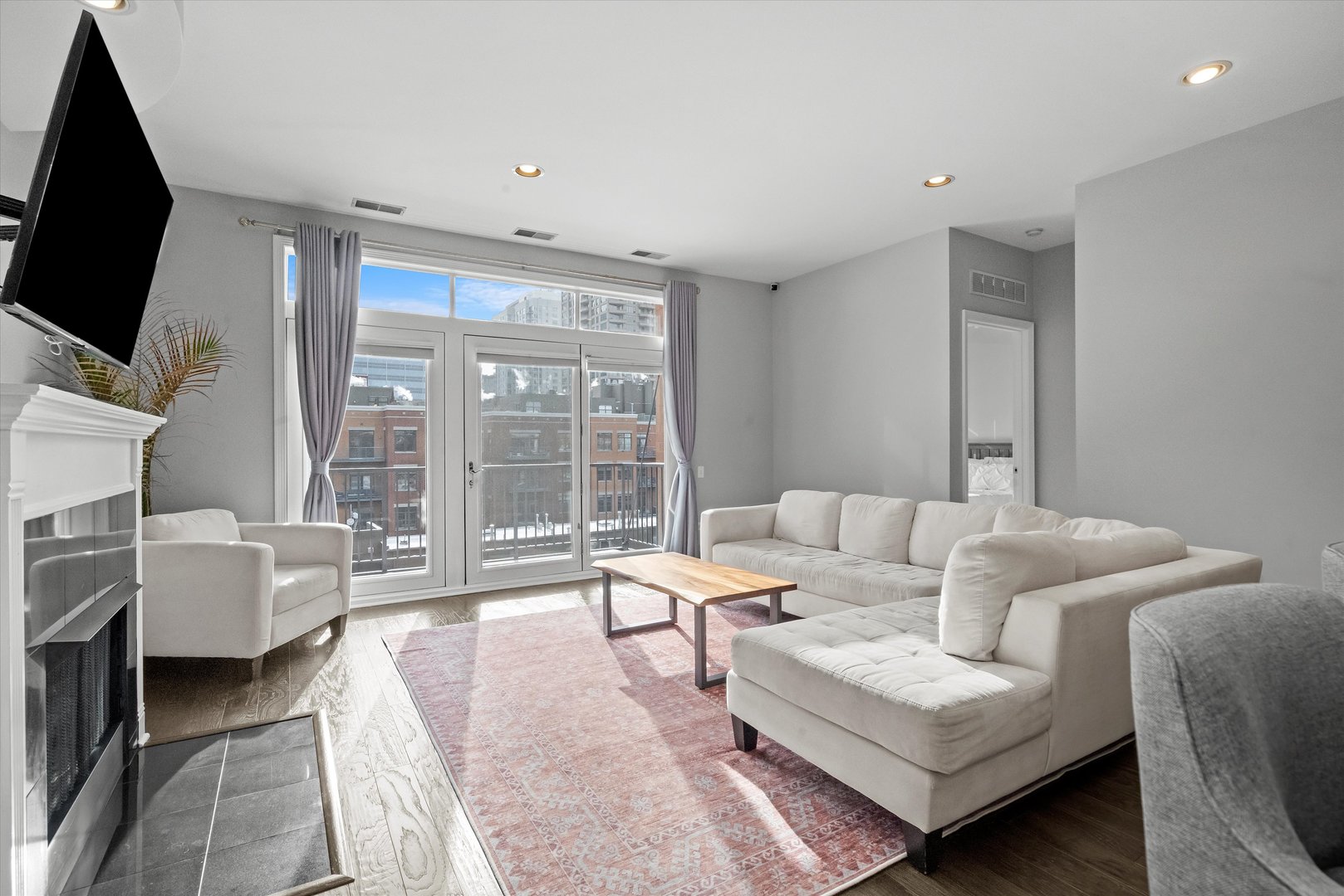 330 N CLINTON Street Unit: 607