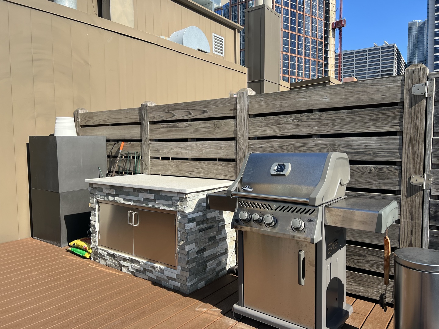 330 N CLINTON Street Unit: 607