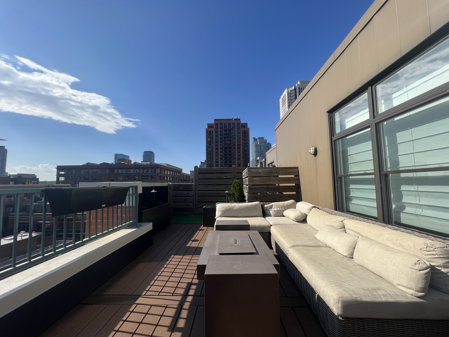 330 N CLINTON Street Unit: 607