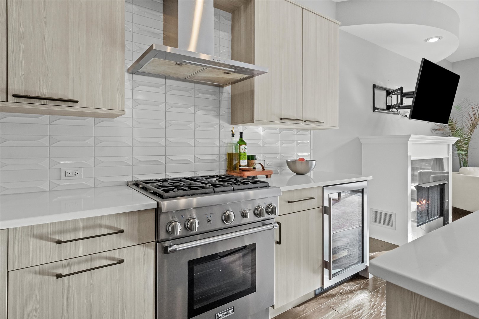 330 N CLINTON Street Unit: 607