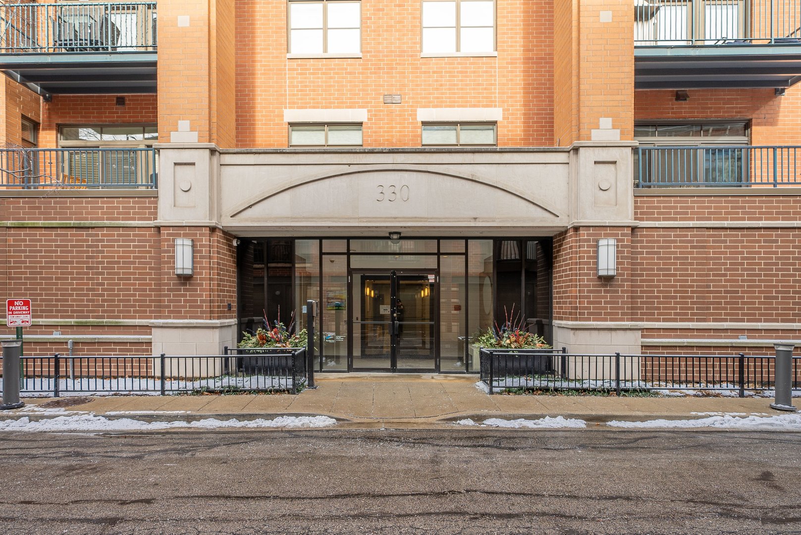 330 N CLINTON Street Unit: 607