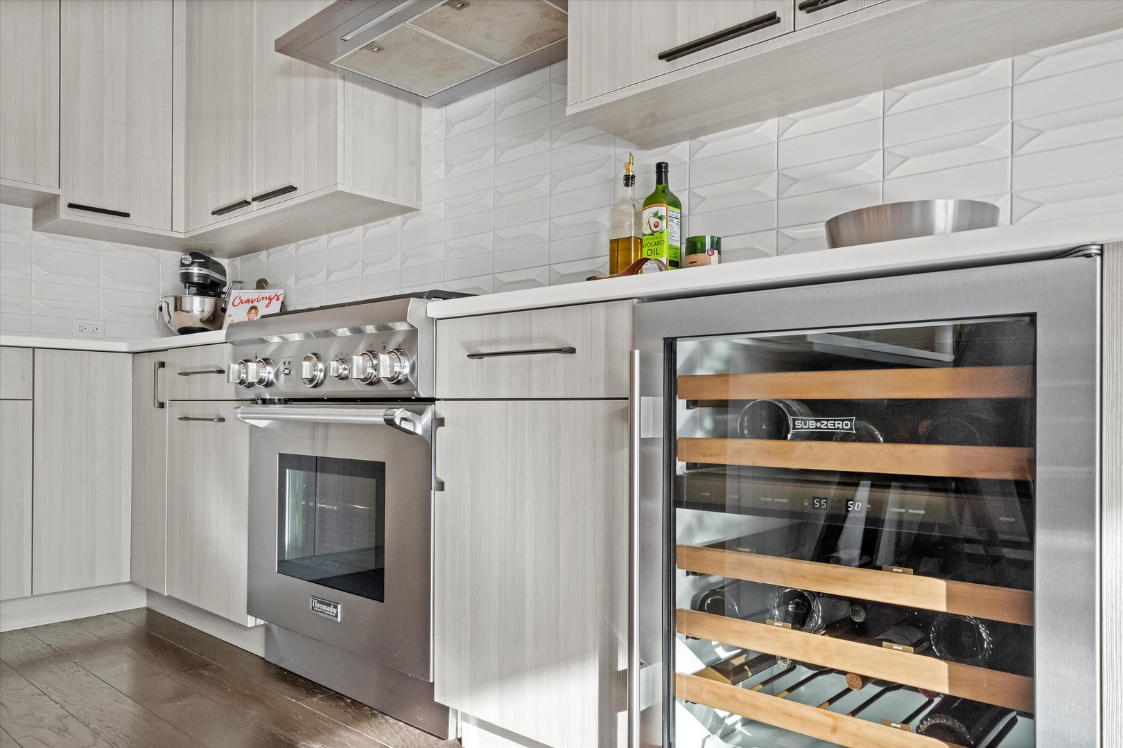 330 N CLINTON Street Unit: 607