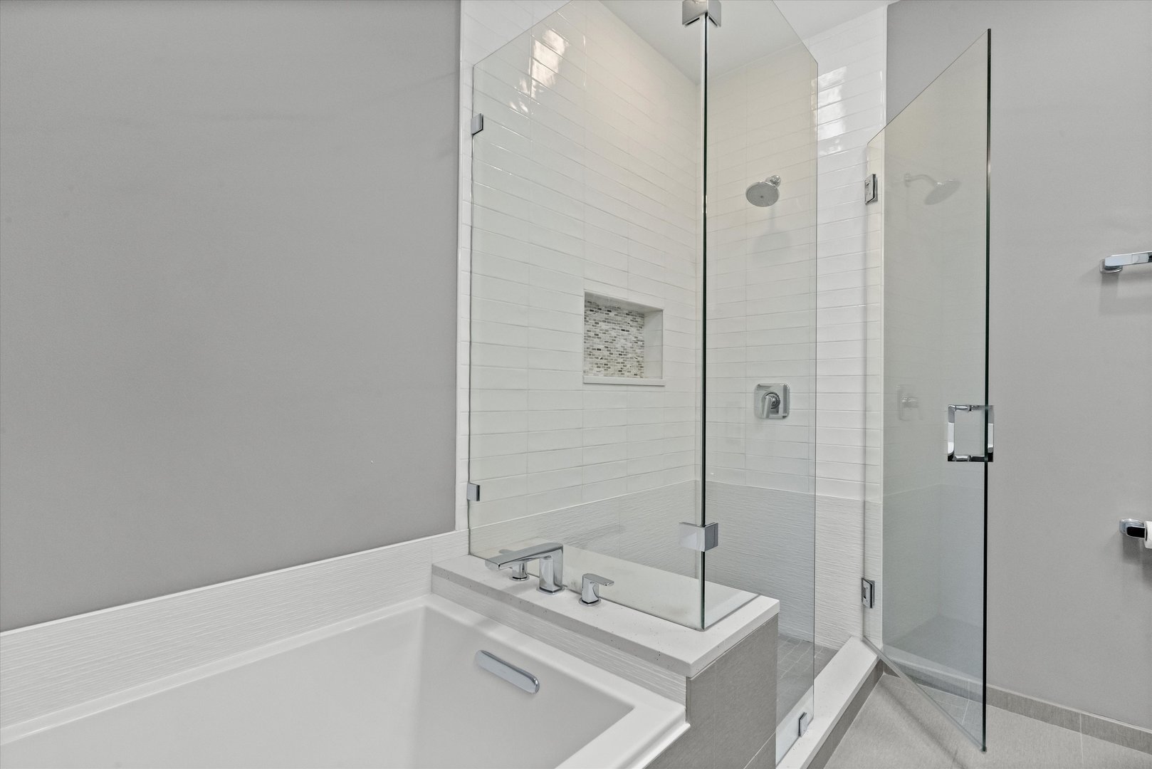 330 N CLINTON Street Unit: 607