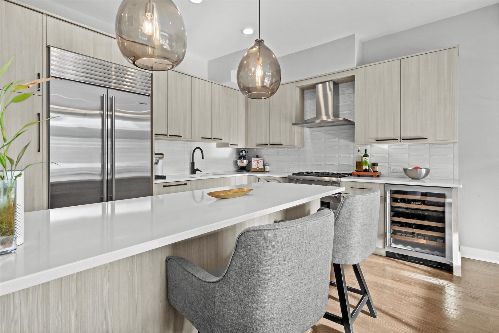 330 N CLINTON Street Unit: 607