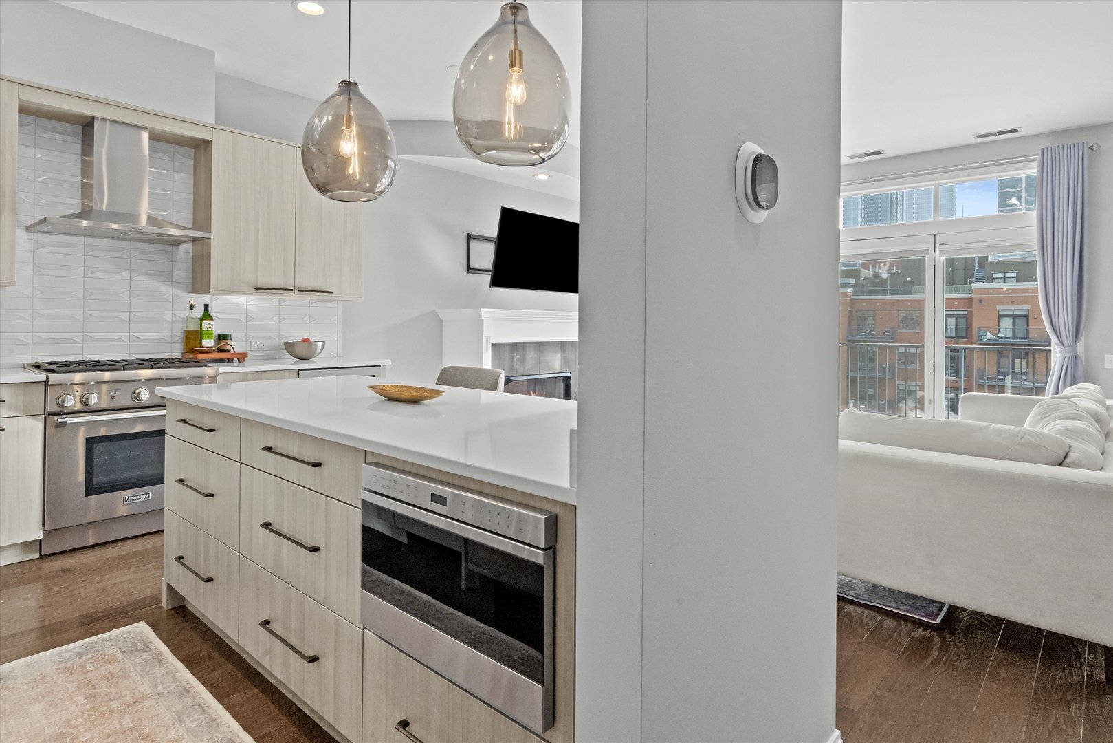 330 N CLINTON Street Unit: 607