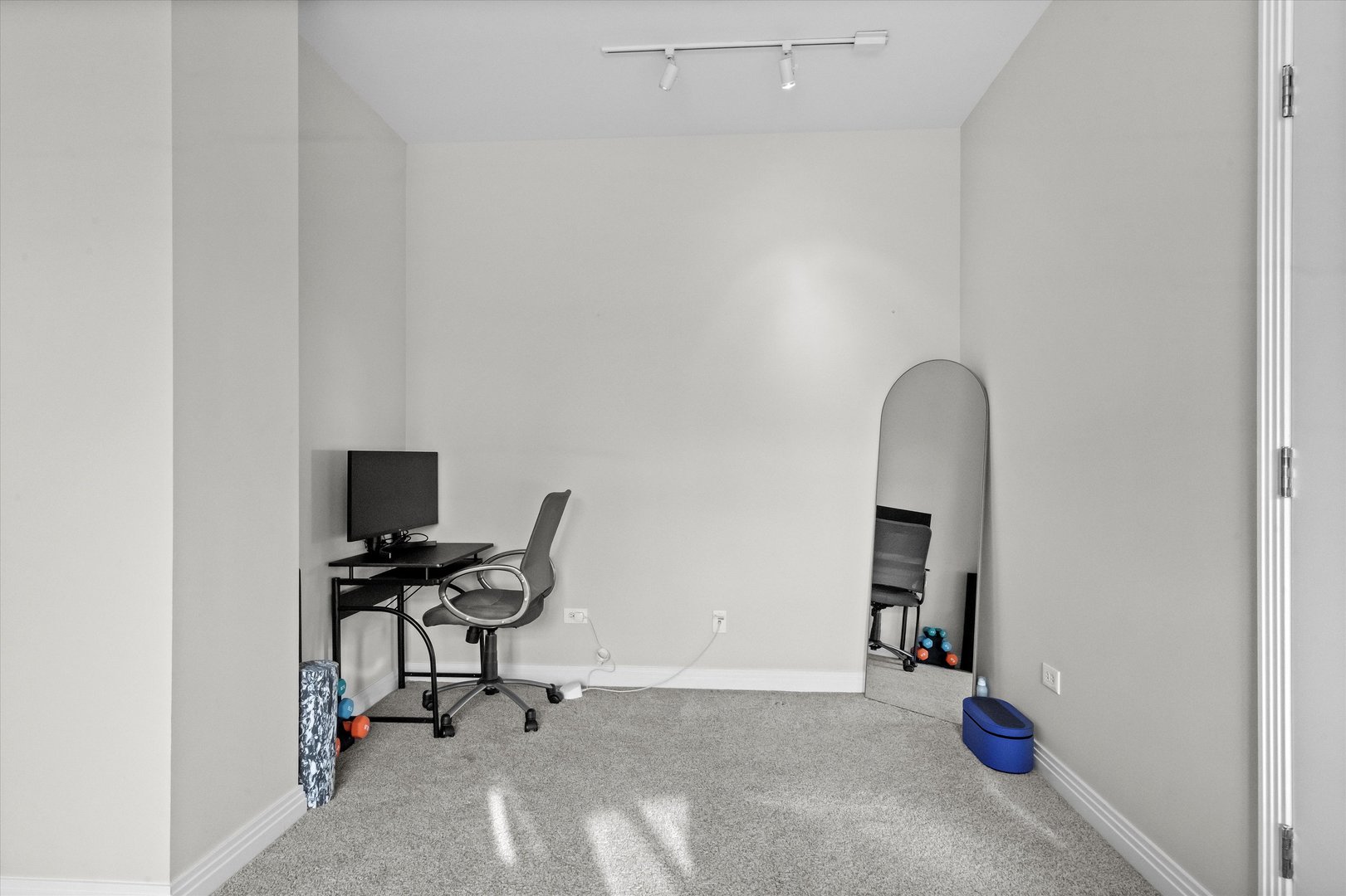 330 N CLINTON Street Unit: 607