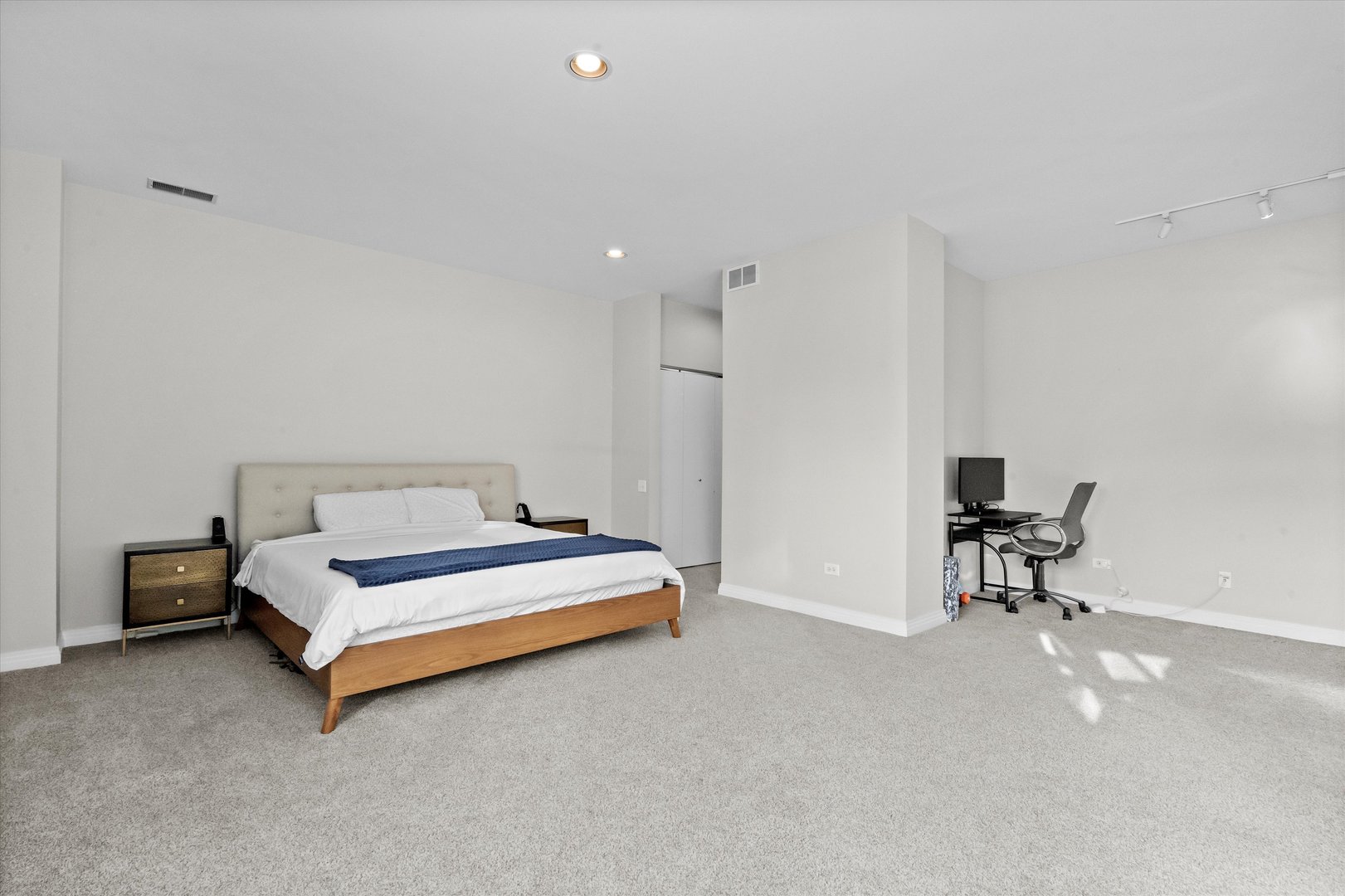 330 N CLINTON Street Unit: 607