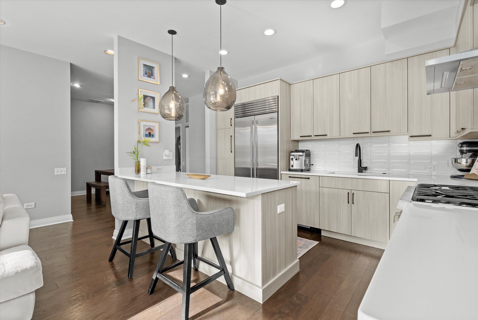 330 N CLINTON Street Unit: 607