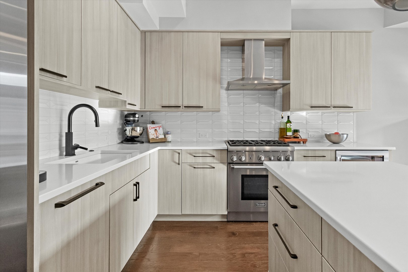 330 N CLINTON Street Unit: 607