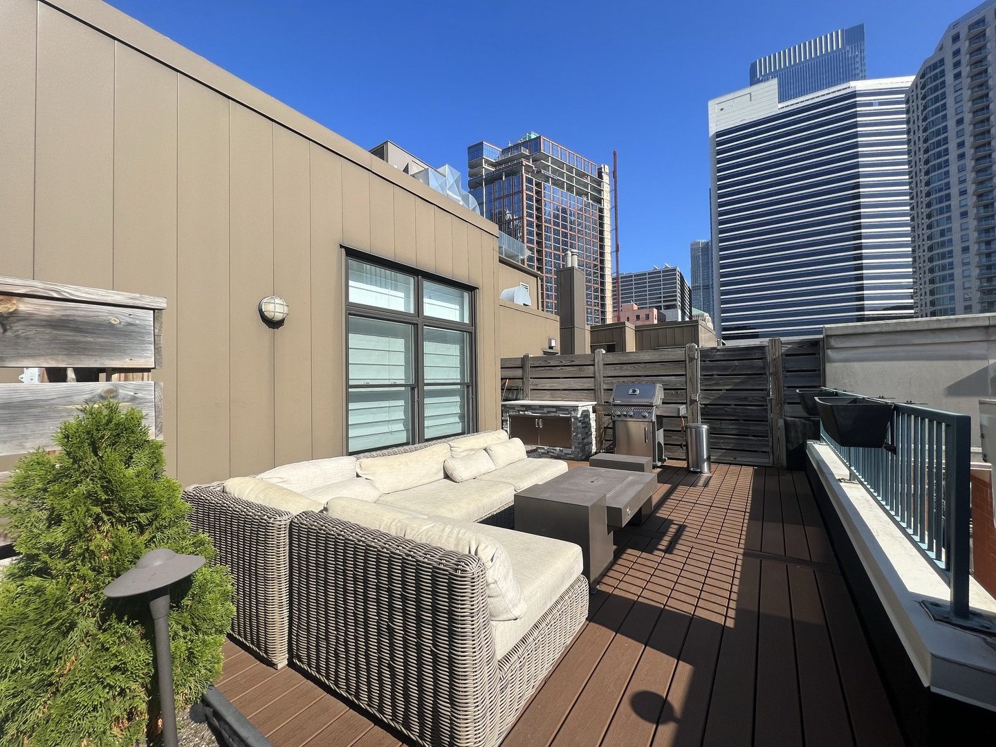 330 N CLINTON Street Unit: 607