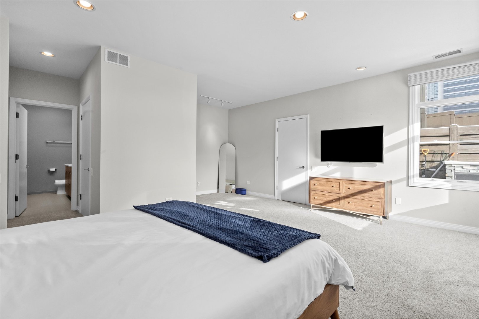 330 N CLINTON Street Unit: 607
