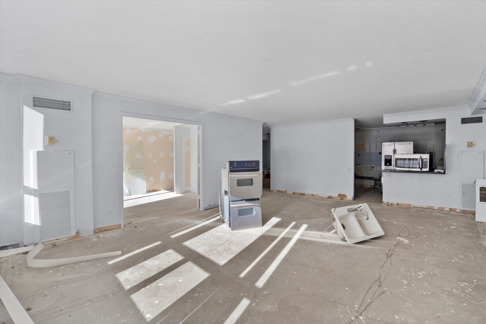 110 E Delaware Place Unit: 1004