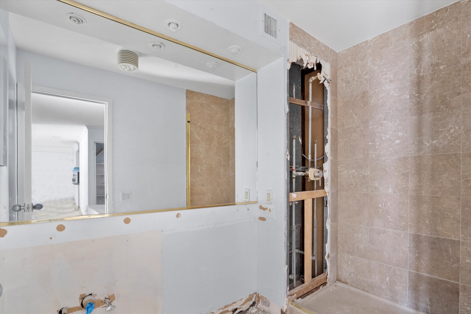 110 E Delaware Place Unit: 1004