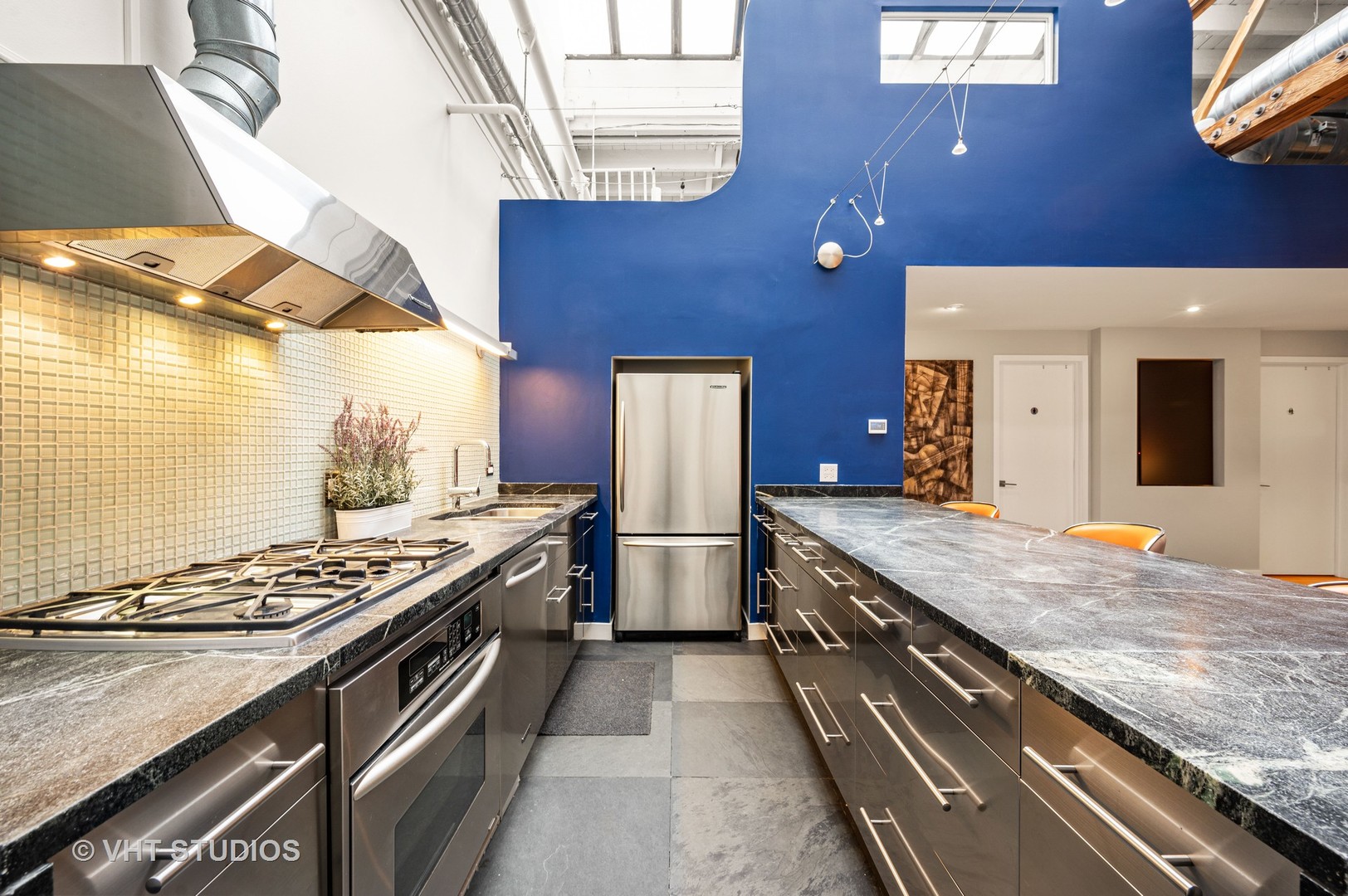 1605 S MICHIGAN Avenue Unit: 201