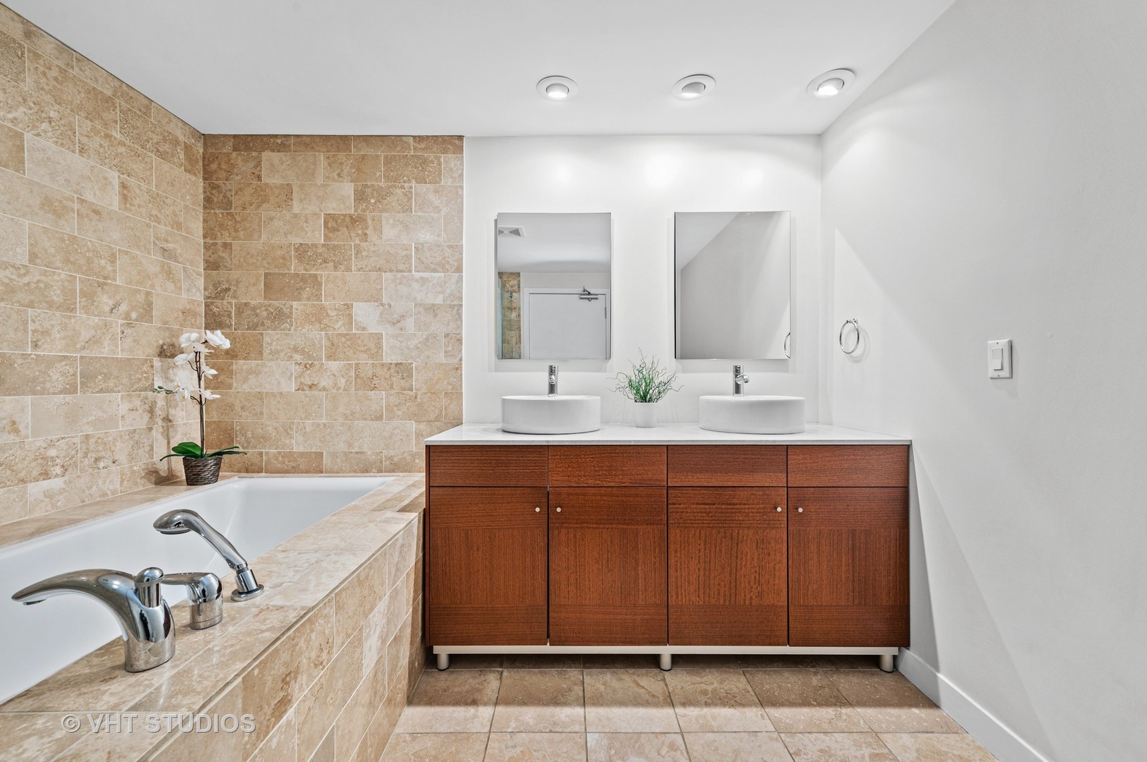 1605 S MICHIGAN Avenue Unit: 201