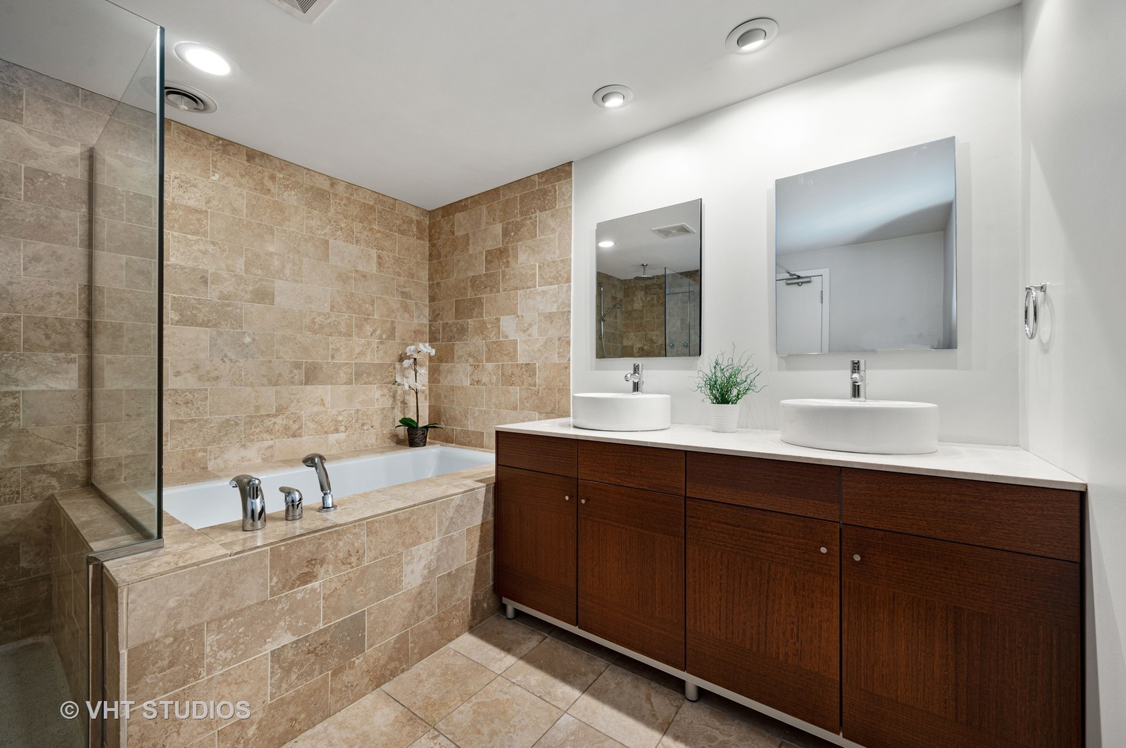 1605 S MICHIGAN Avenue Unit: 201