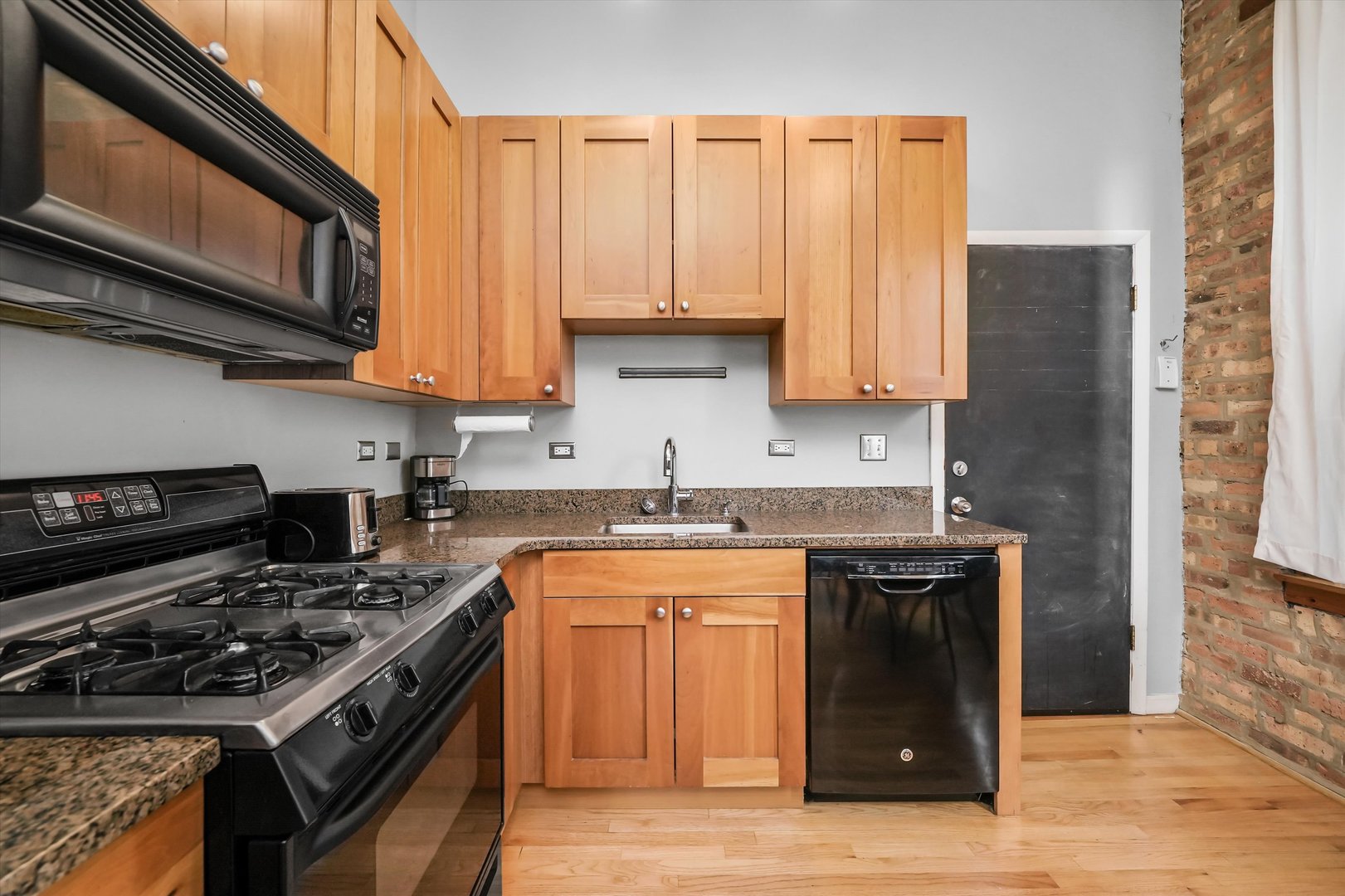 2042 N WINCHESTER Avenue Unit: 1W
