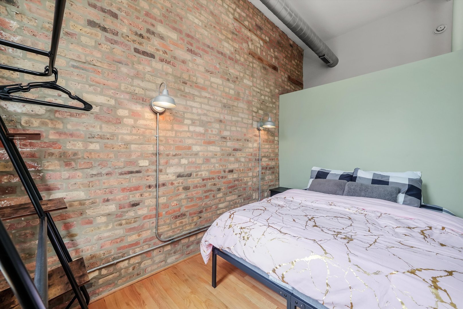 2042 N WINCHESTER Avenue Unit: 1W