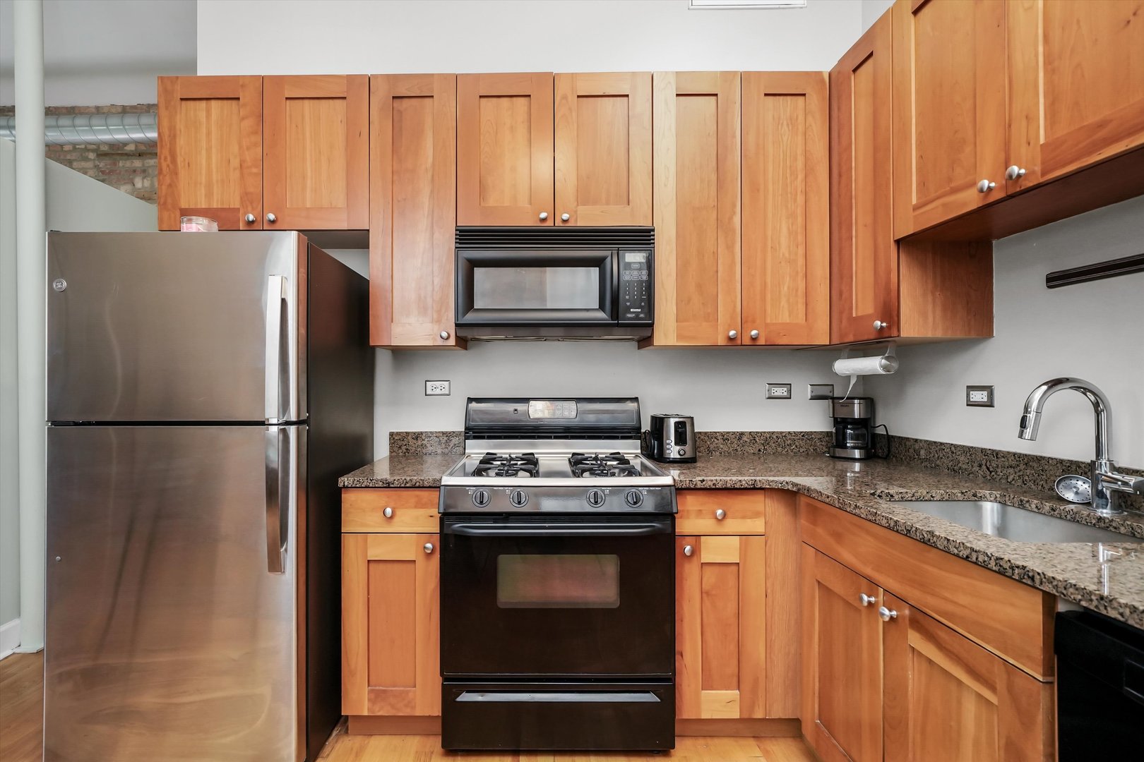 2042 N WINCHESTER Avenue Unit: 1W