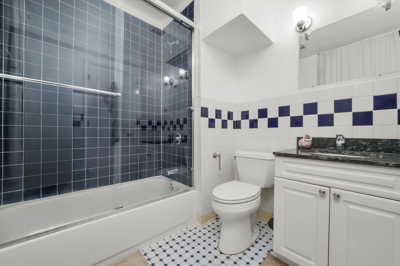 2042 N WINCHESTER Avenue Unit: 1W