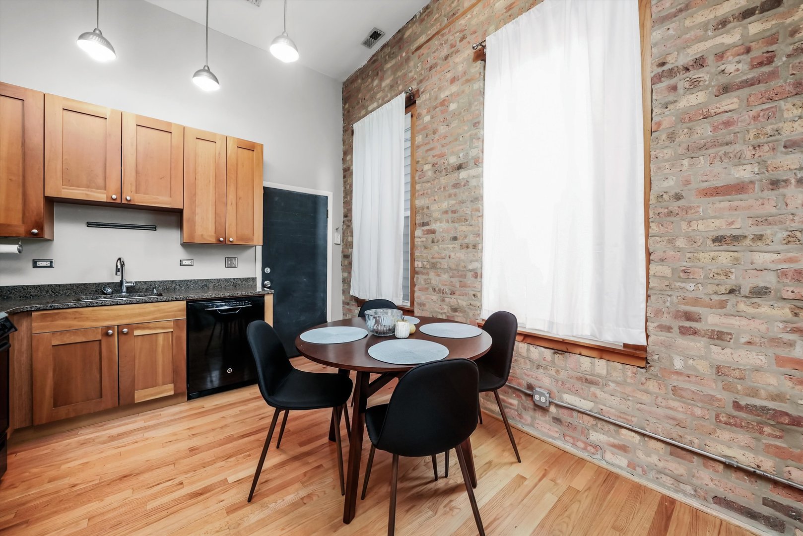 2042 N WINCHESTER Avenue Unit: 1W