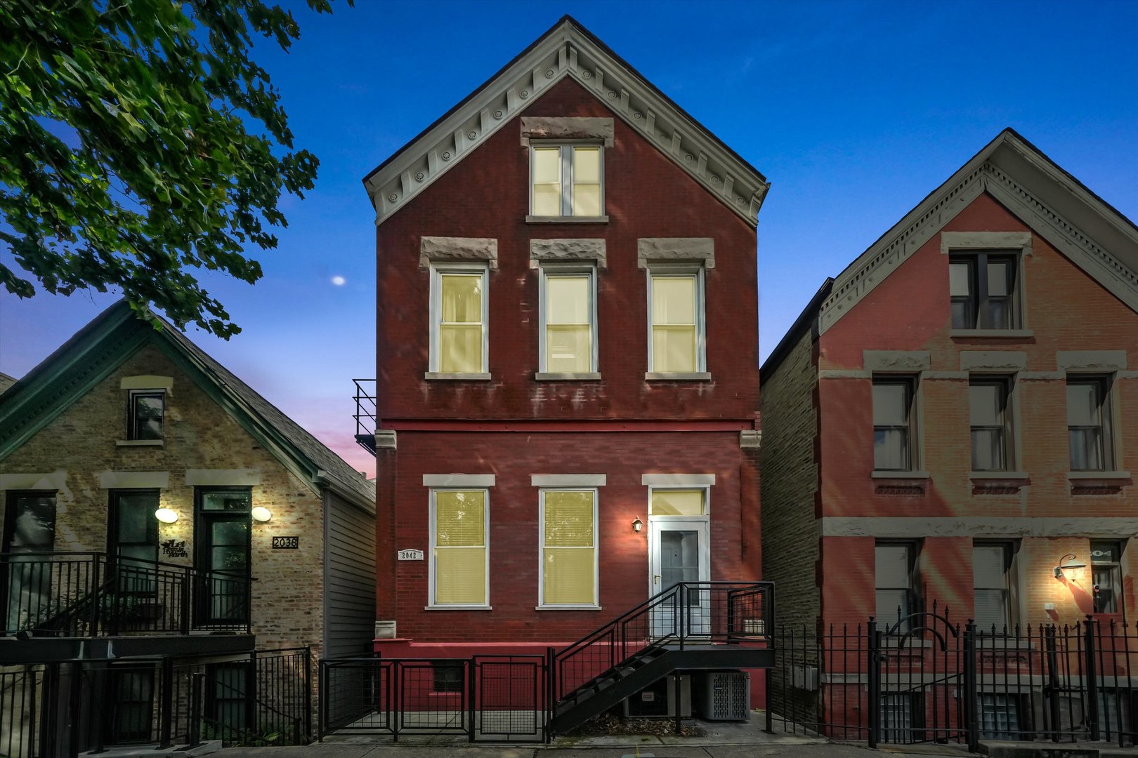 2042 N WINCHESTER Avenue Unit: 1W