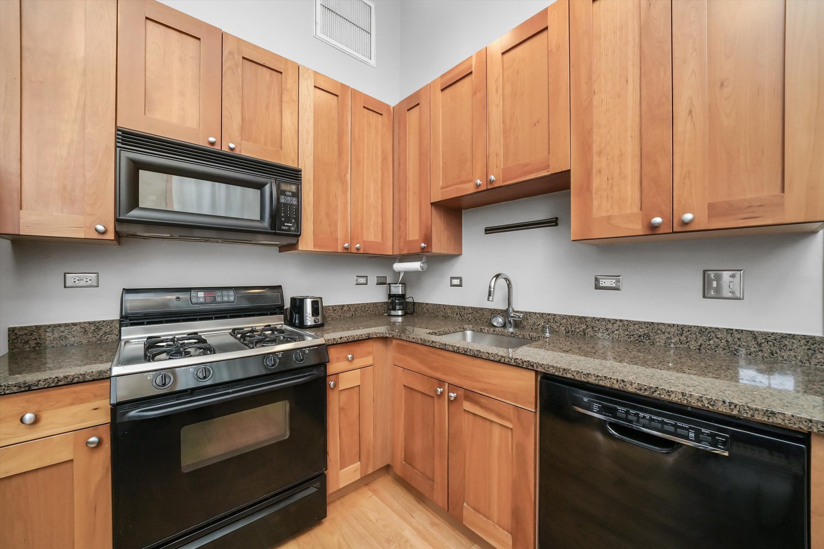 2042 N WINCHESTER Avenue Unit: 1W