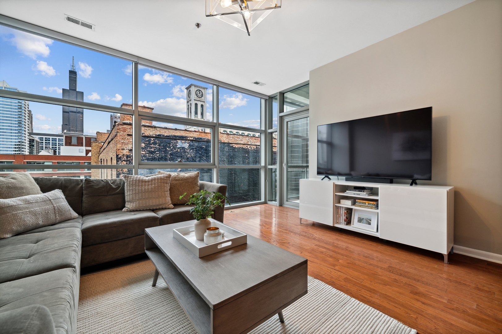 225 S Sangamon Street Unit: 905