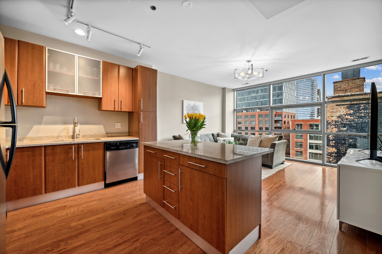 225 S Sangamon Street Unit: 905