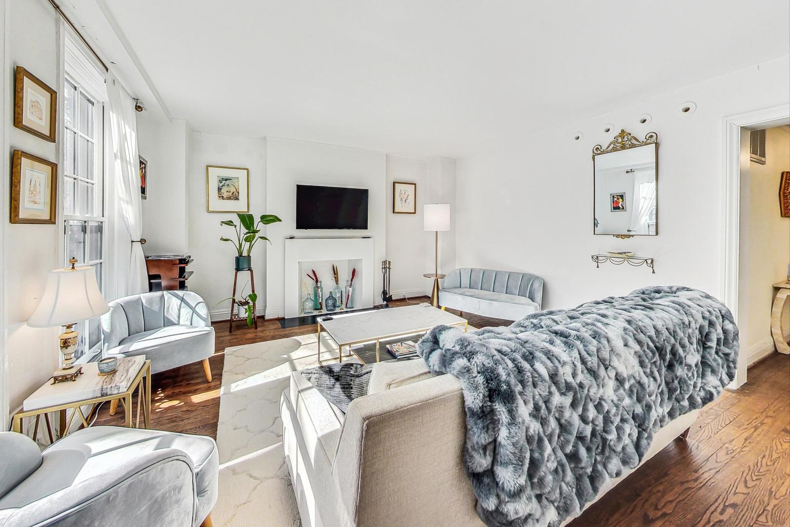 210 E Pearson Street Unit: 2A