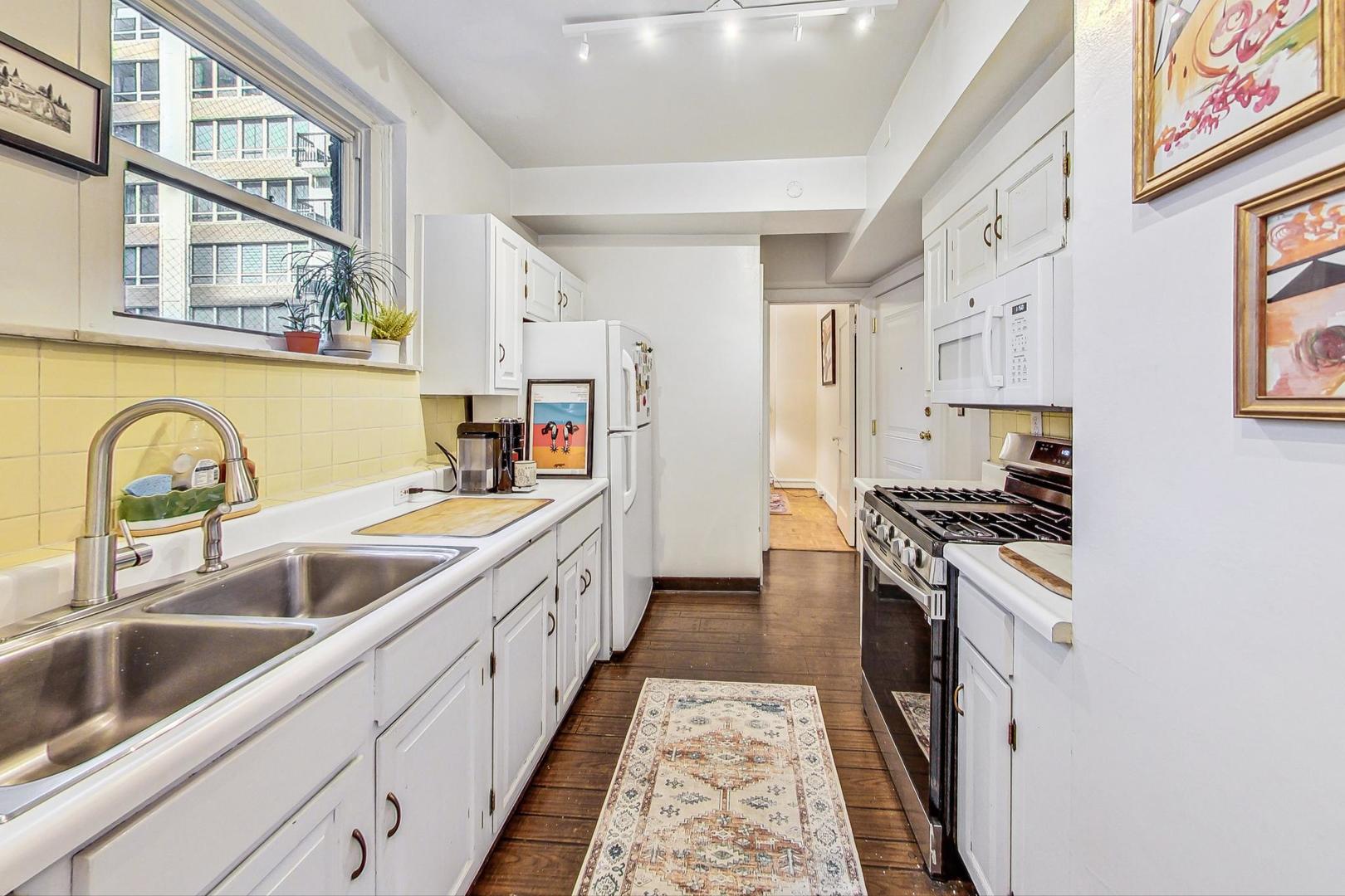 210 E Pearson Street Unit: 2A