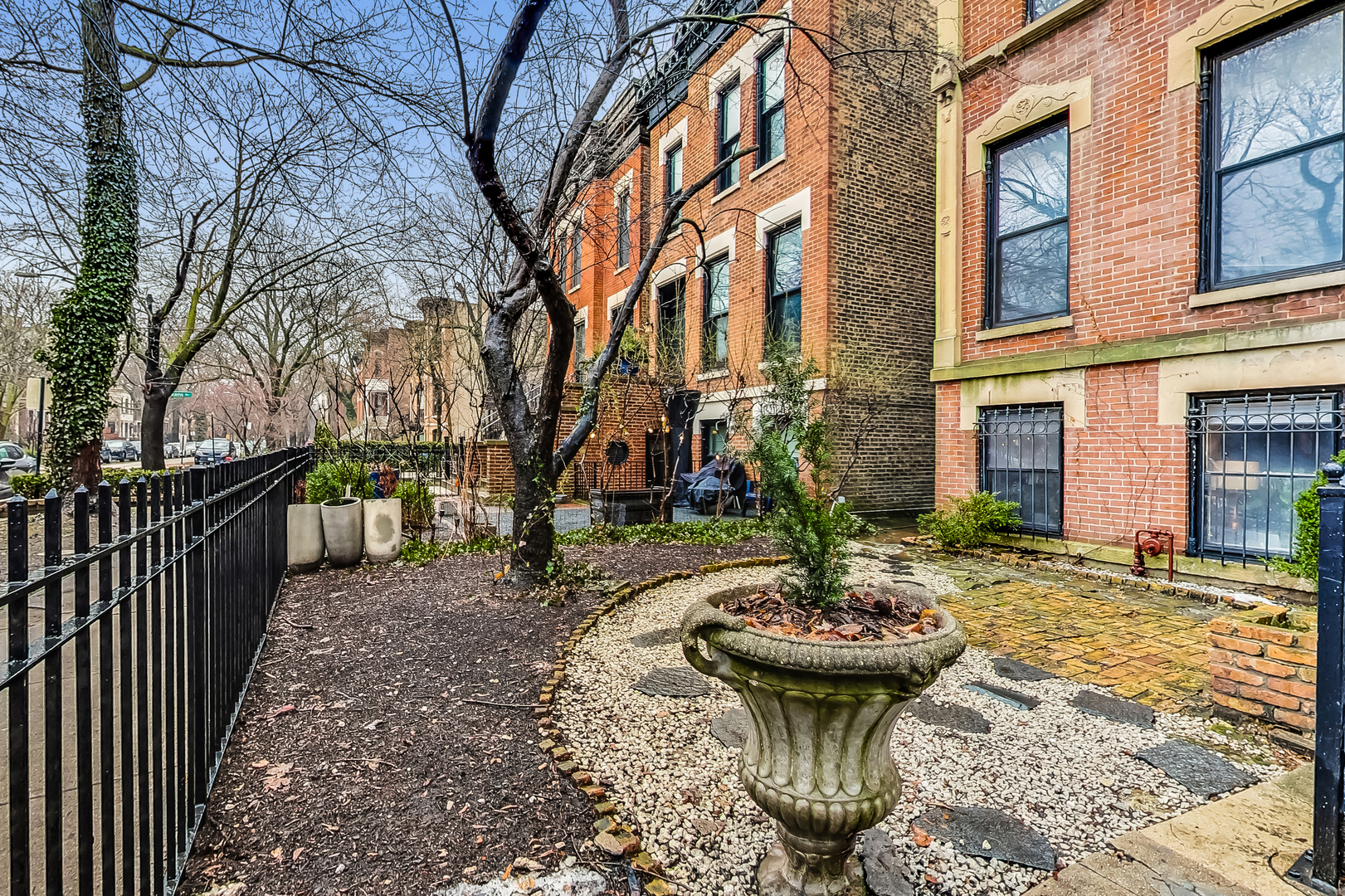 2106 N BISSELL Street