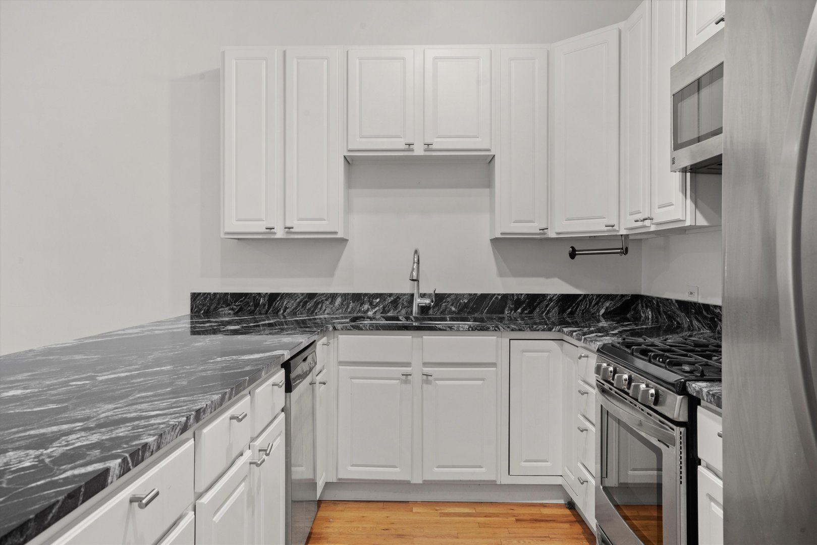 936 W MADISON Street Unit: 3B