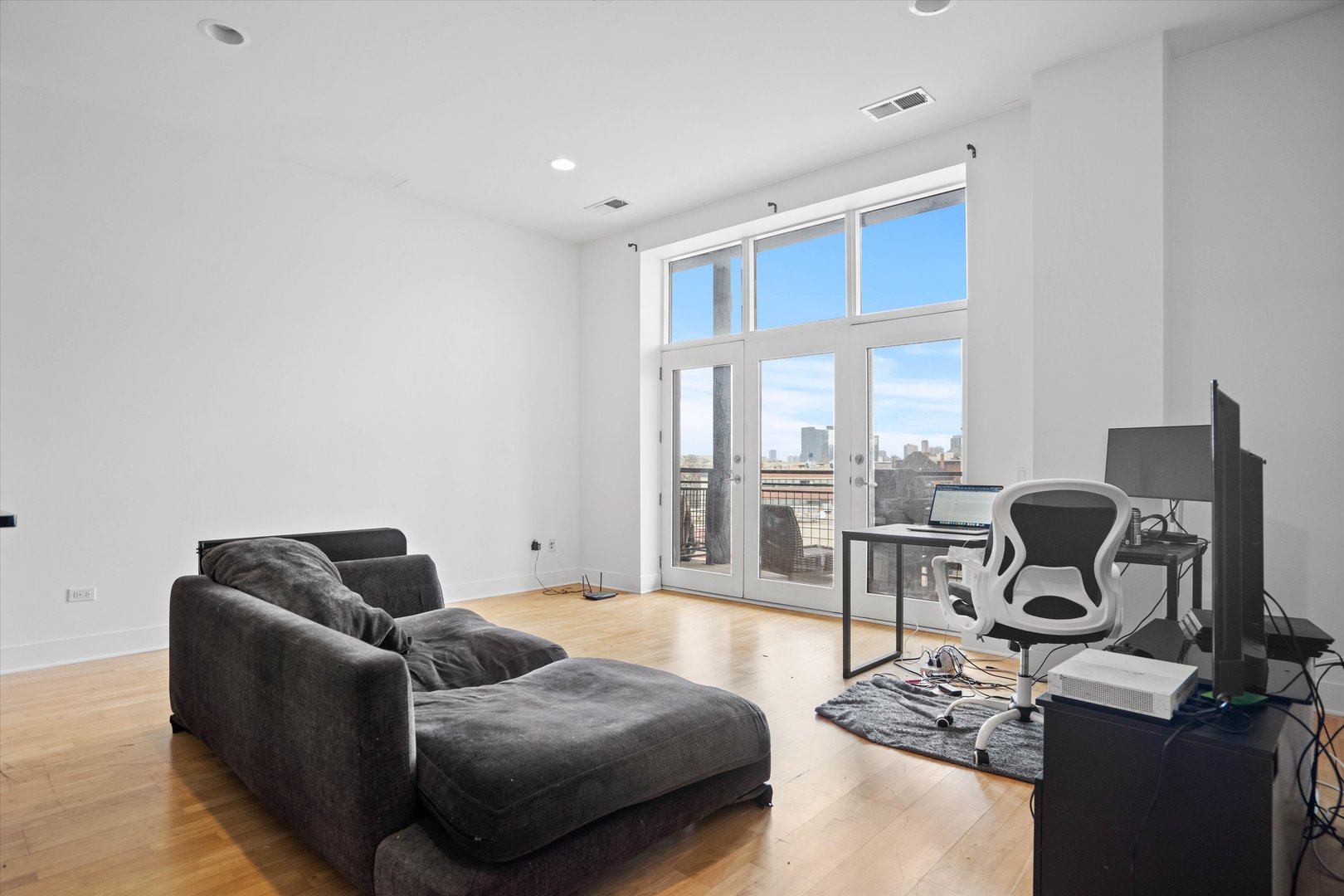 725 N Aberdeen Street Unit: 402