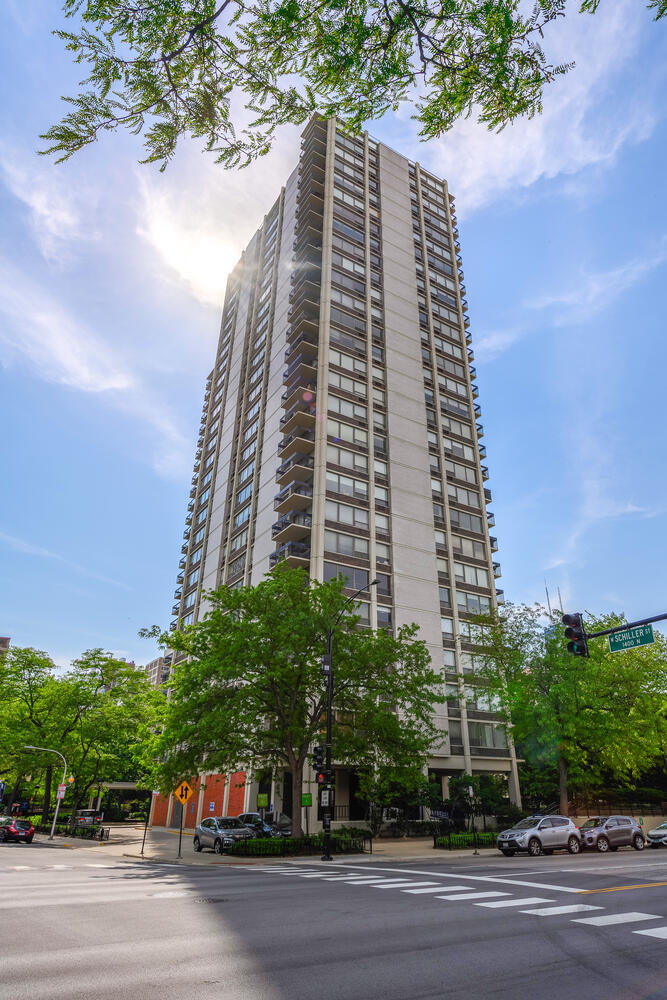 1360 N Sandburg Terrace Unit: 1908C