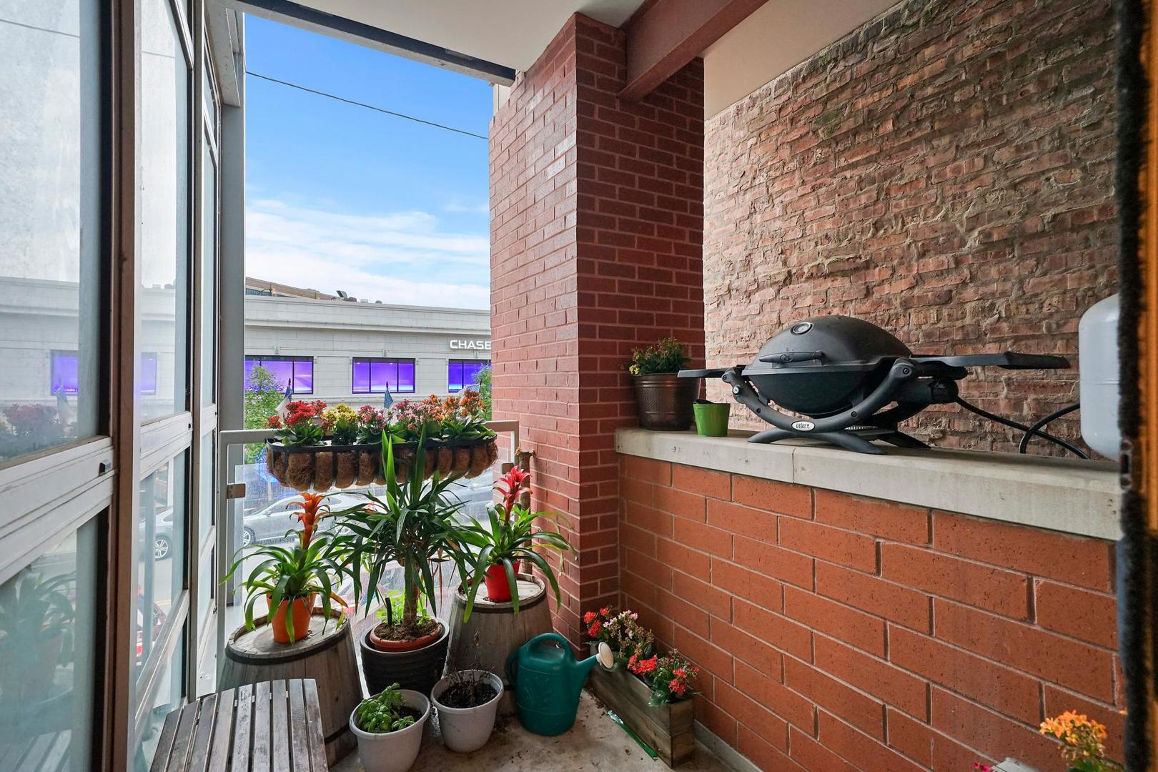 744 W Fullerton Avenue Unit: 201