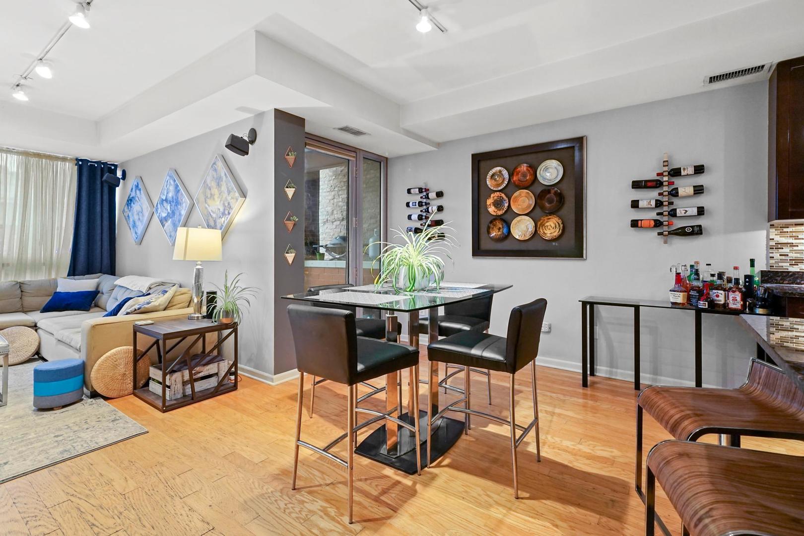 744 W Fullerton Avenue Unit: 201