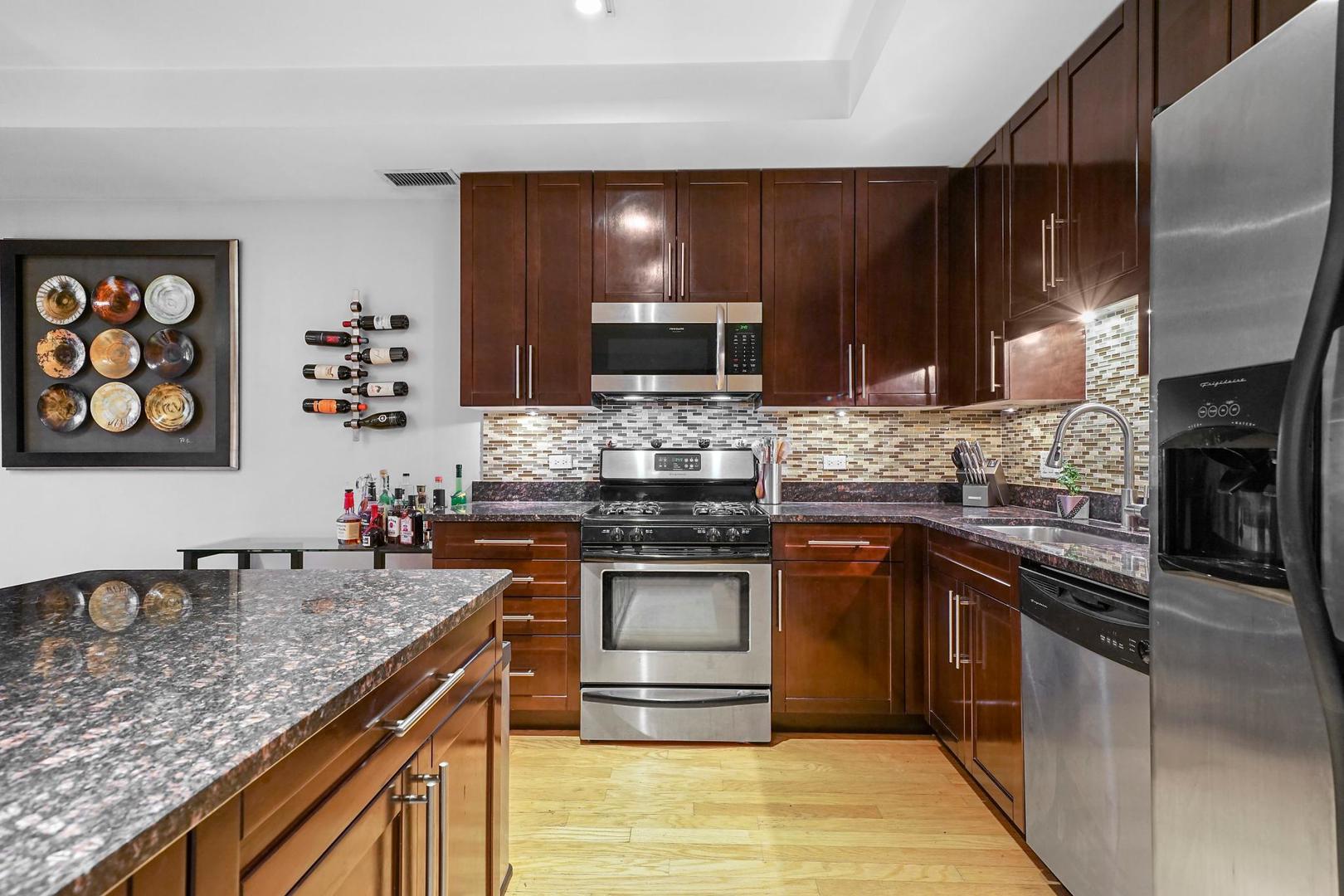 744 W Fullerton Avenue Unit: 201