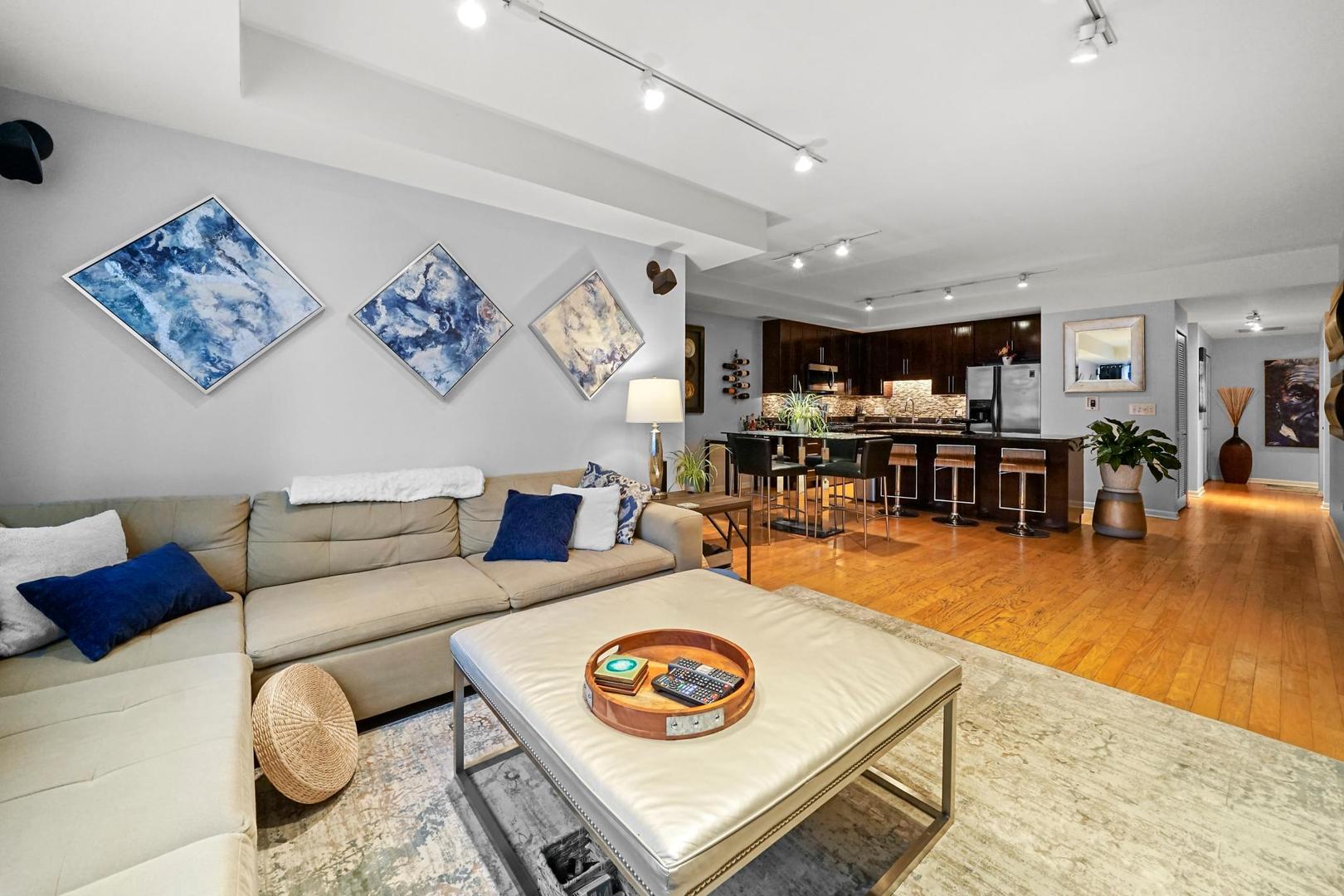 744 W Fullerton Avenue Unit: 201