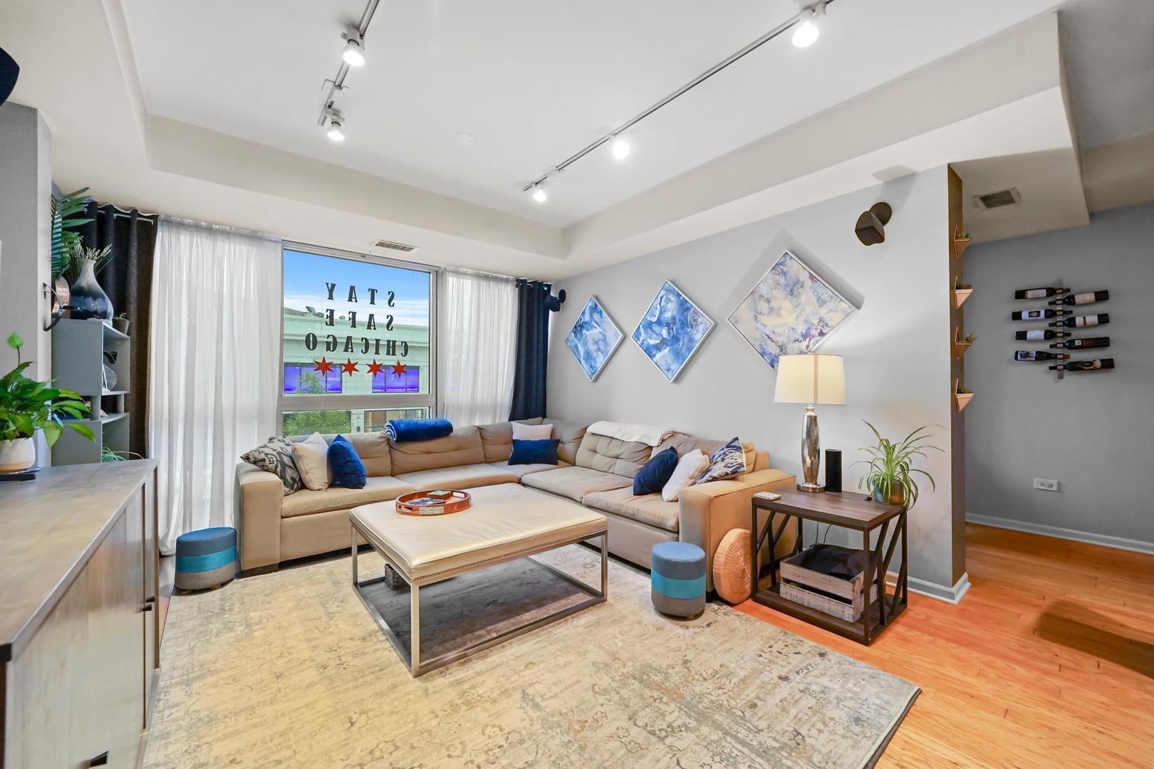 744 W Fullerton Avenue Unit: 201