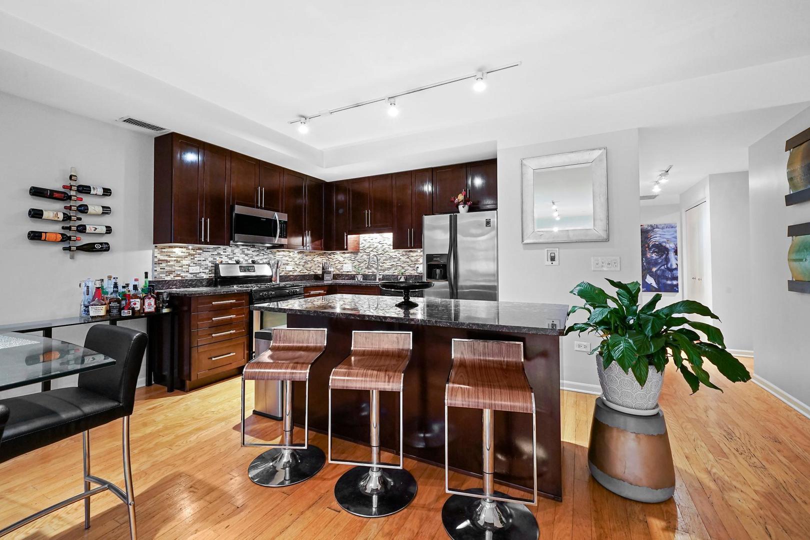 744 W Fullerton Avenue Unit: 201