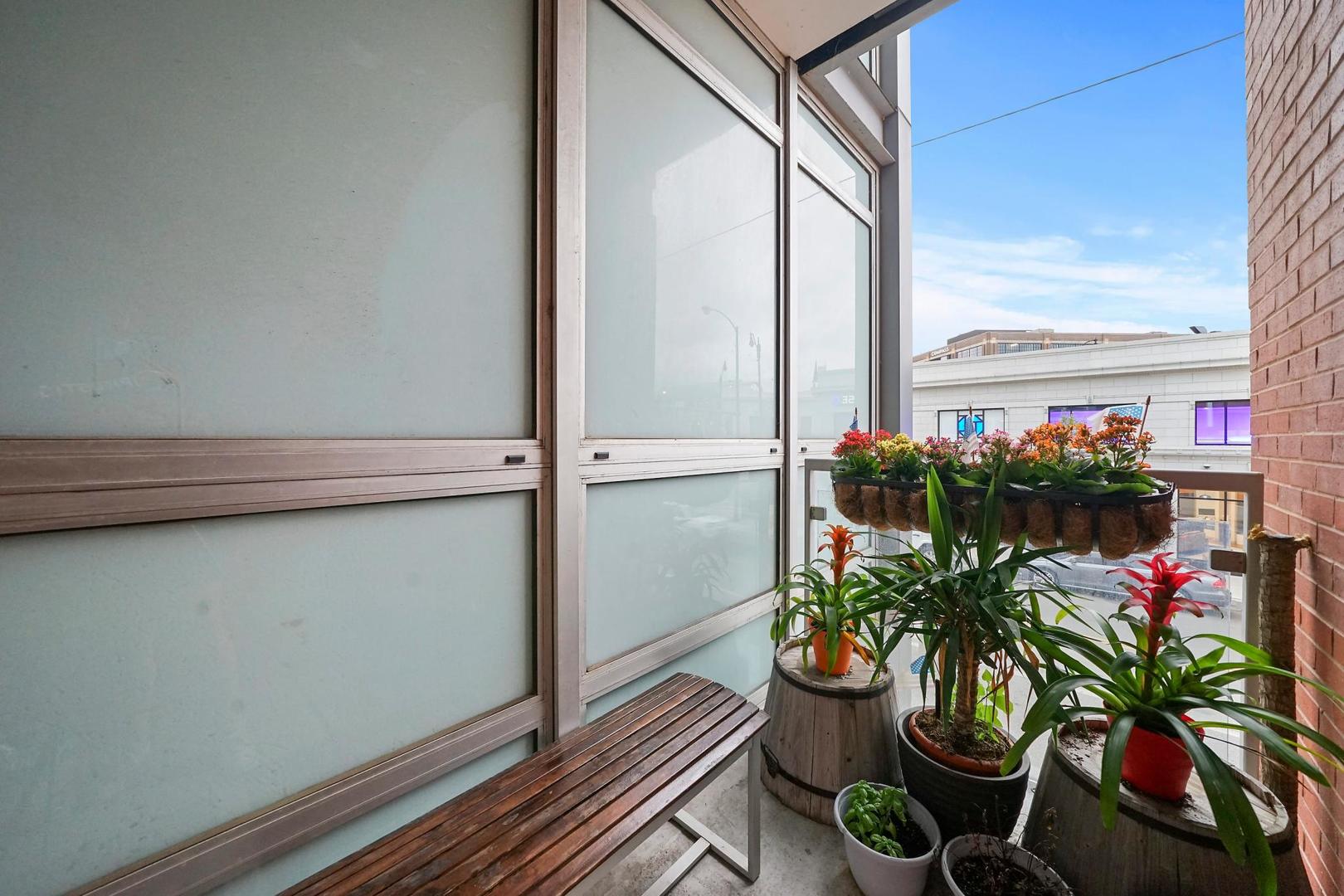 744 W Fullerton Avenue Unit: 201