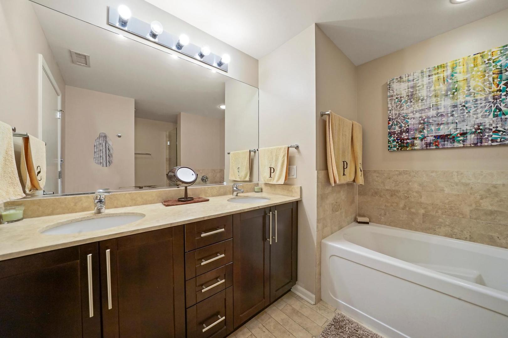 744 W Fullerton Avenue Unit: 201