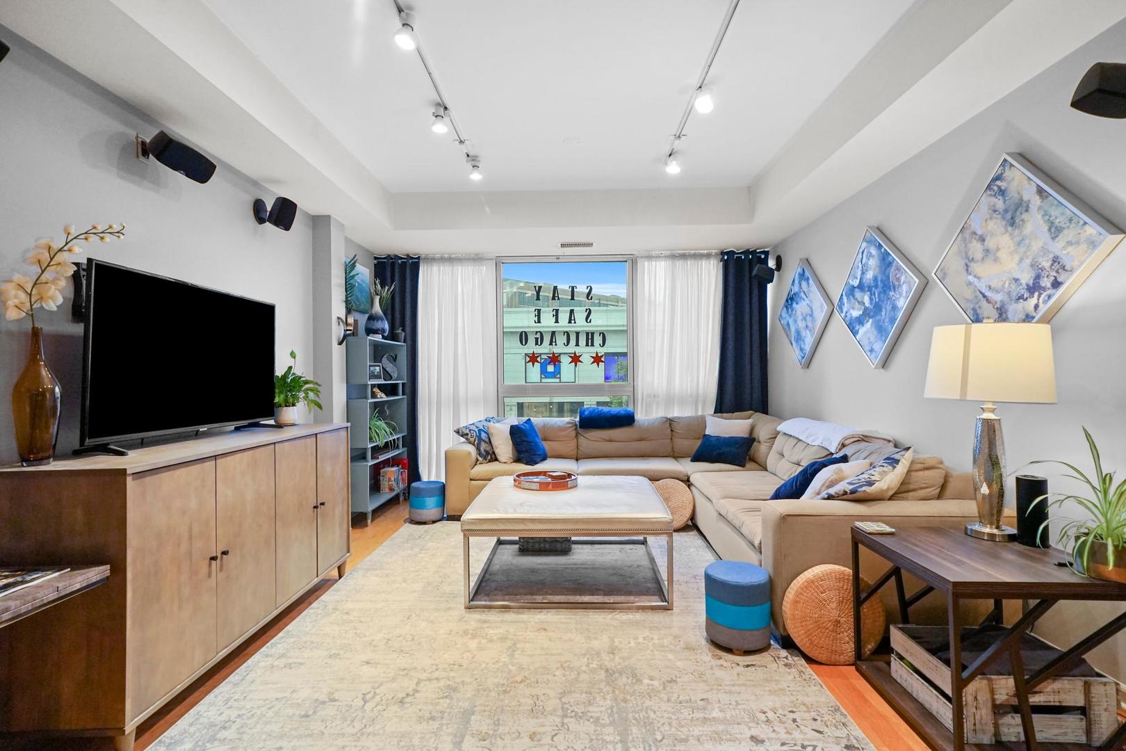 744 W Fullerton Avenue Unit: 201