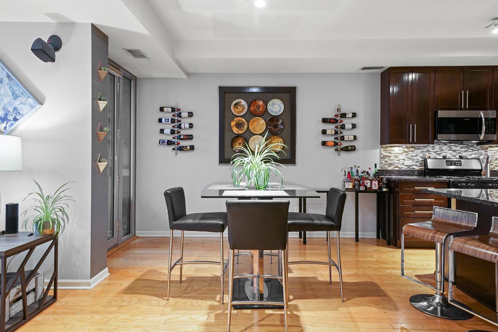 744 W Fullerton Avenue Unit: 201