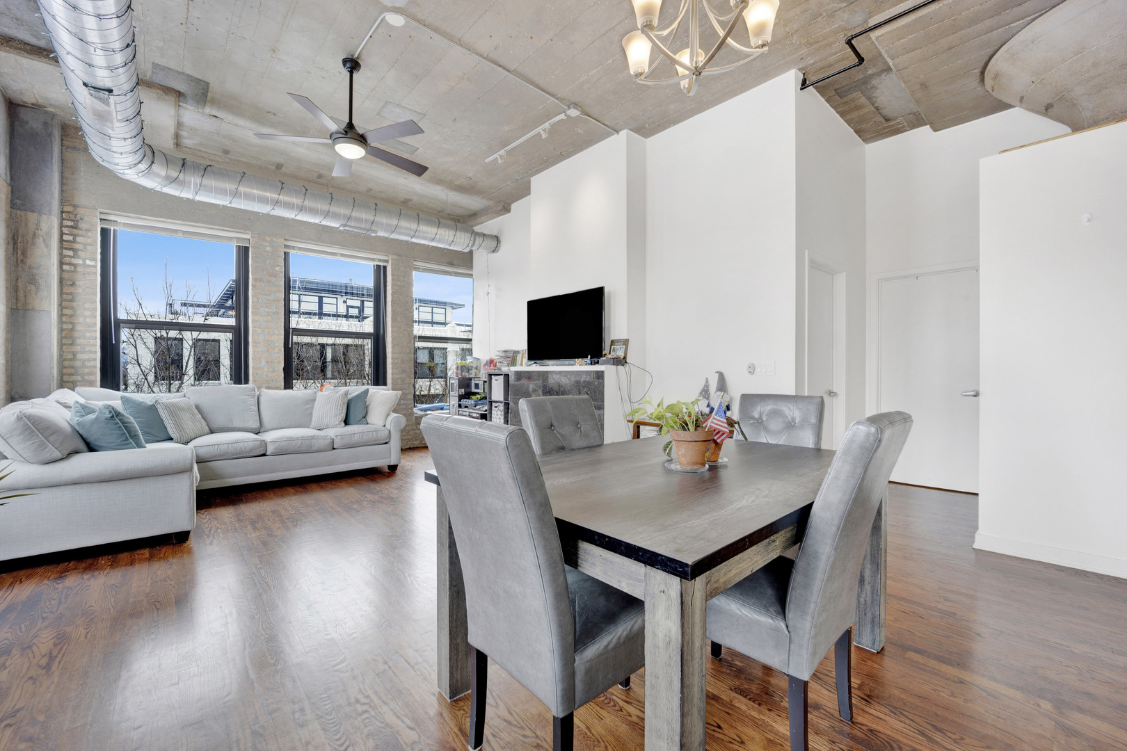 1111 W 14TH Place Unit: 322