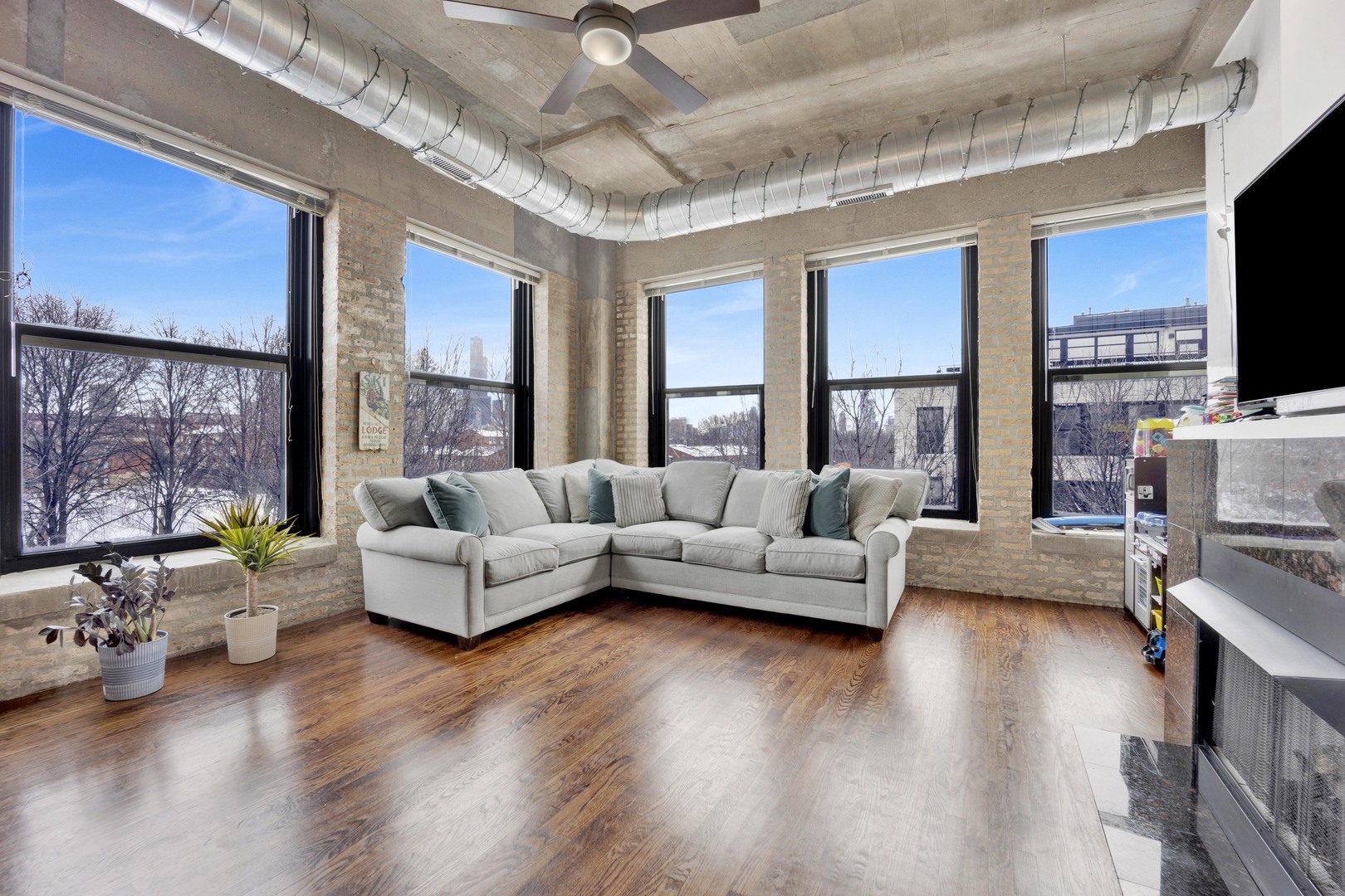 1111 W 14TH Place Unit: 322