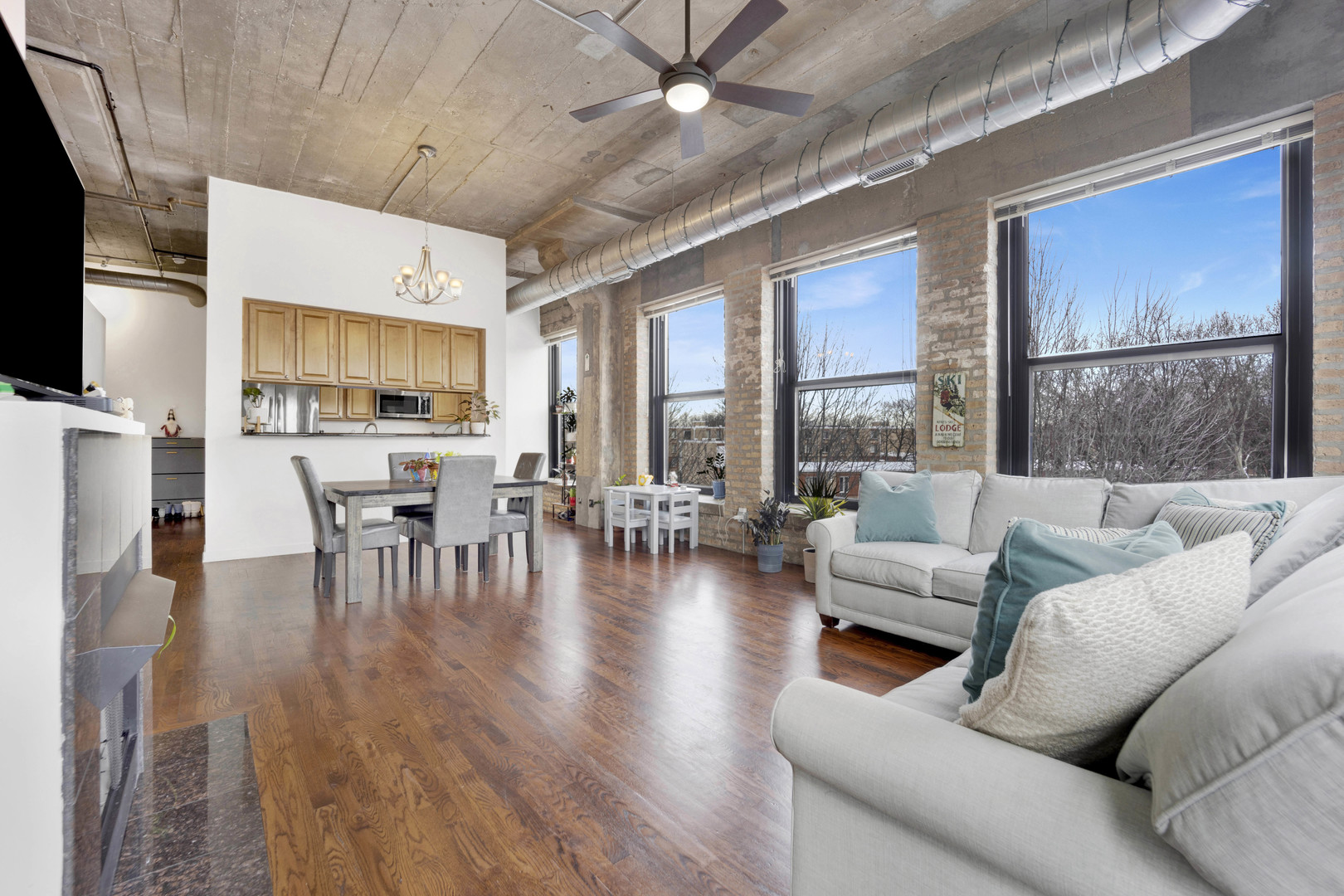 1111 W 14TH Place Unit: 322