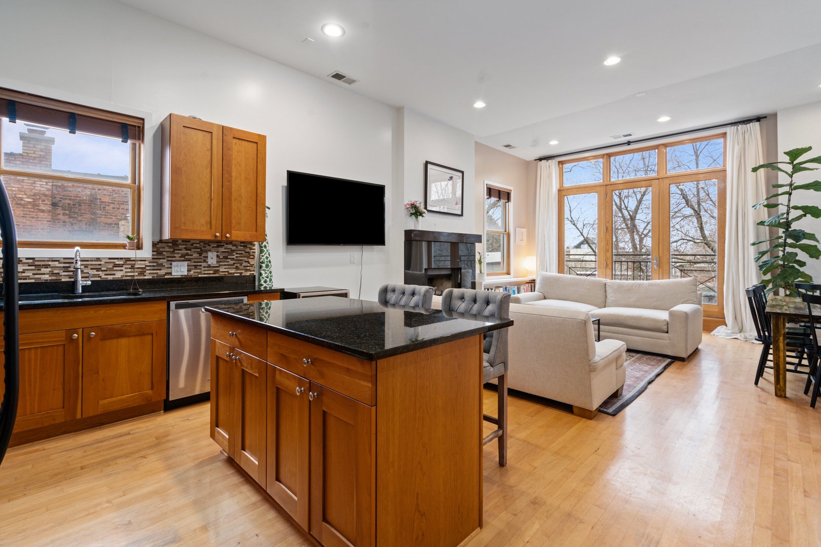 829 N Winchester Avenue Unit: 3