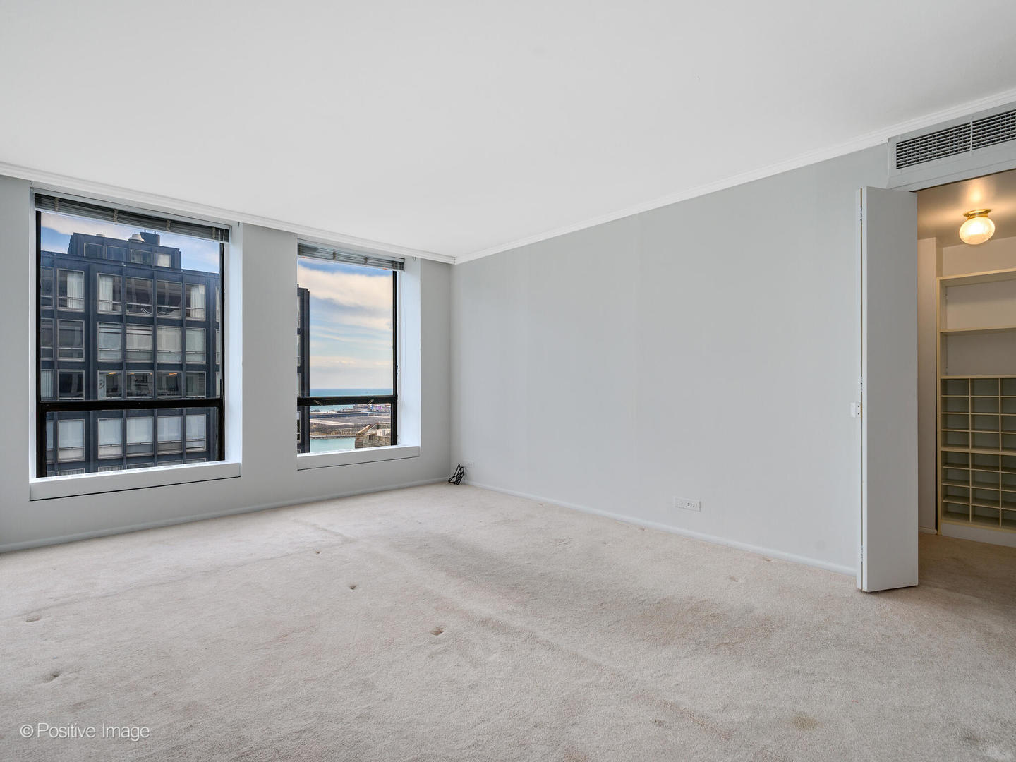 260 E Chestnut Street Unit: 2907